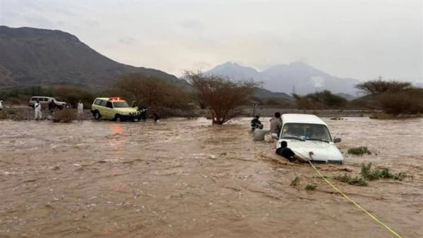 شاهد..لحظات تحبس الأنفاس لطفل حاصرته السيول بالمدينة المنورة | فيديو