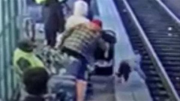 أم ترمي ابنتها أمام قطار.. مقطع فيديو يفضحها والقدر ينقذ الطفلة | شاهد