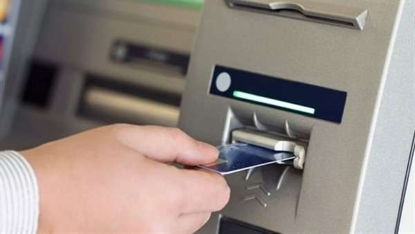 خد بالك.. أخطاء تعرض أموالك للسرقة أثناء التعامل مع ماكينات الصراف الآلي