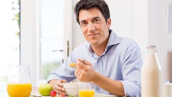 بينها التدخين والنوم.. 7 عادات خاطئة لا تفعلها بعد تناول الطعام 