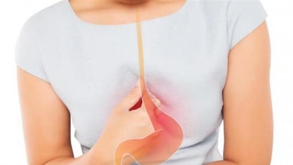 وضعية النوم وشرب الماء.. علاجات منزلية للتخلص من حموضة المعدة