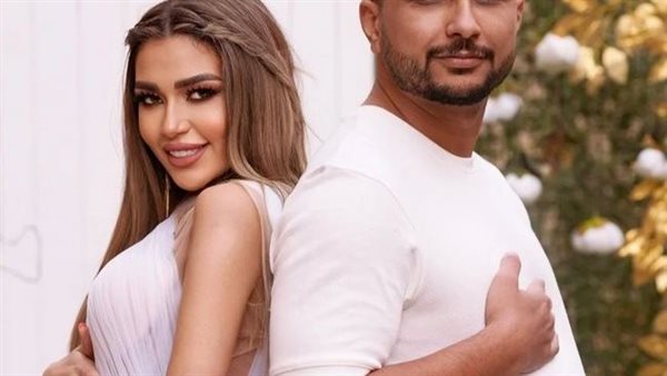 عامل نفسه حامل.. تفاصيل السخرية من علي غزلان بسبب صورته مع زوجته