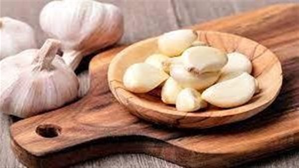 فوائد مذهلة..ماذا يحدث للجسم عند تناول فصين من الثوم على الريق يوميا؟