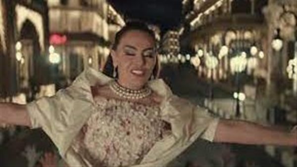 أحدث ظهور.. شريهان تحضن ممثل شاب على خشبة المسرح | فيديو