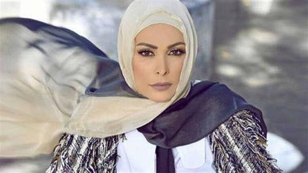 أسياخ في رجلها.. ما هو المرض الذي تعاني منه أمل حجازي؟