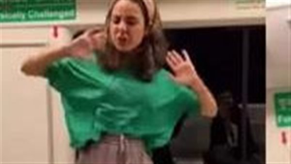 رد فعل قاسي تجاه تصرفها.. فتاة تثير الجدل بفعل غريب في المترو | فيديو