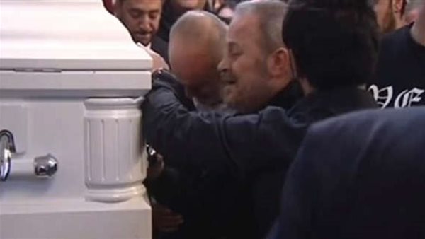 النظرة الأخيرة..جورج وسوف ينهار بالكامل أمام ضريح إبنه | فيديو