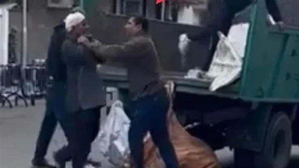 إهانة تنتهي باعتذار رسمي.. حكاية فيديو جامع قمامة أشعل مواقع التواصل | شاهد