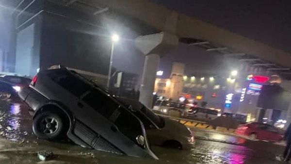 الأسفلت بلعها في التجمع.. التفاصيل الكاملة لـ سيارة شارع التسعين الغارقة