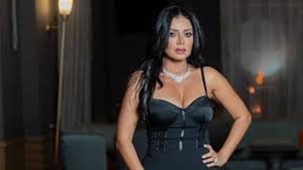 فستان جريء.. رانيا يوسف تثير ضجة بإطلالة الكريسماس | شاهد