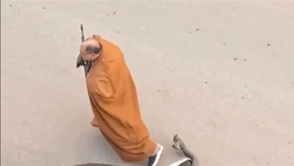 لبّسوه قميص نوم.. حكاية مسجل خطر نفّذ 100 جريمة وأرعب بورسعيد | فيديو