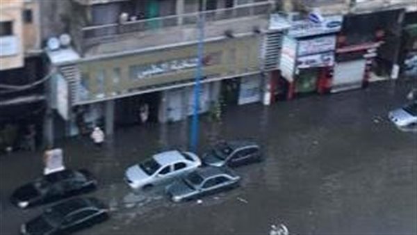 مياه دخلت المنازل وسيارات تسبح بالشوارع.. ماذا فعلت نوة الفيضة الكبرى بالإسكندرية؟