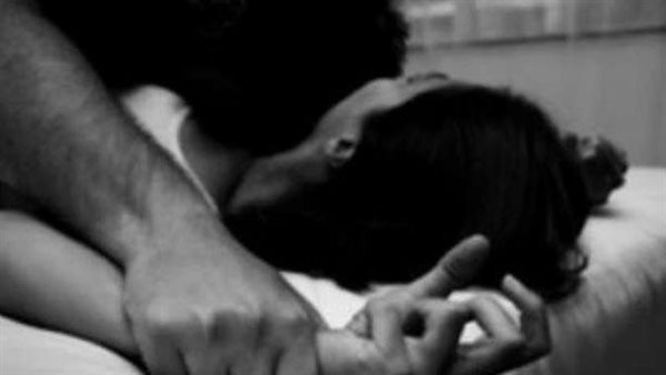 مارسا الرذيلة بجوار الجثة.. سيدة تخنق زوجها بمعاونة عشيقها بعد ضبطهما في وضع مخل 