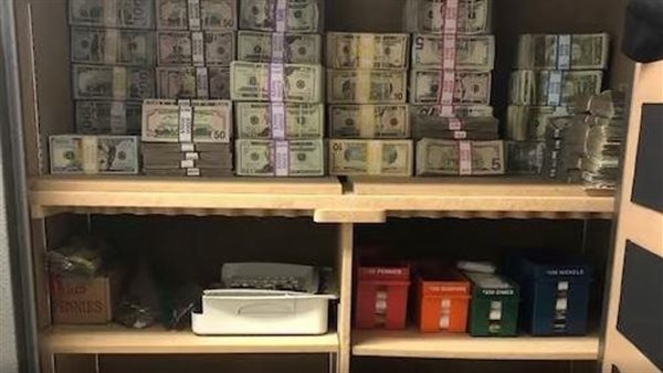  لن تتوقع ماذا فعل.. رجل يعثر على 221 مليون جنيه داخل خزنة قديمة