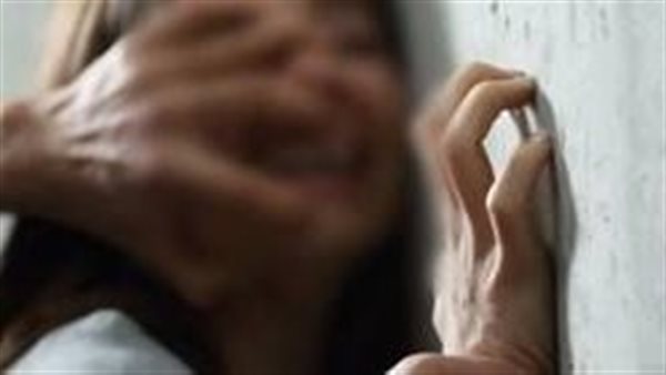 ادعت الحمل منه.. تفاصيل مثيرة في اعتداء صاحب مقهى وعاملين على فتاة بالمقطم