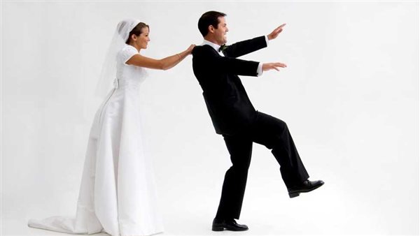 منشور يثير الجدل.. ما حقيقة فرض غرامات على البالغين غير المتزوجين؟