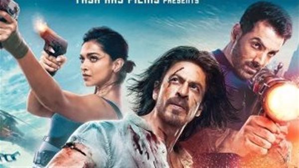 اتهموه بالترويج للعري والفحش.. لماذا أثار فيلم شاروخان الجديد الجدل؟