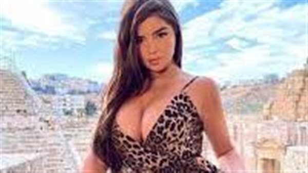 ملابس جريئة.. عارضة أزياء عالمية تثير الجدل بصورها في مصر | شاهد