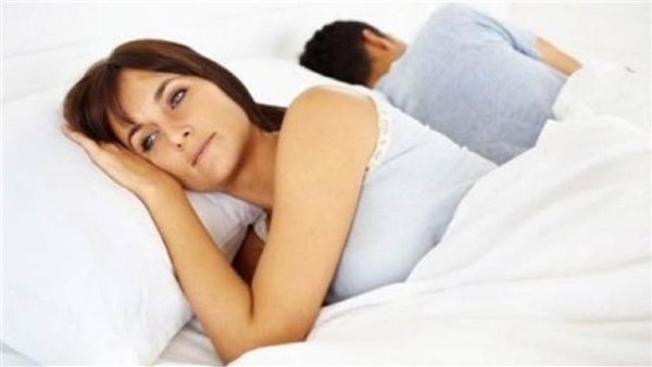 أستاذ بالأزهر يجيب.. ترفض طلب زوجها الجماع في وجود طفل نائم فهل تلعنها الملائكة؟ | فيديو