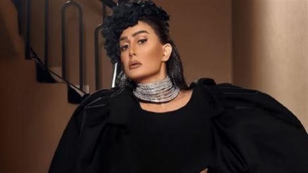 الجمهور شبهها بـ 4 فنانات.. غادة عبد الرازق تُثير الجدل بجلسة تصوير جديدة | شاهد