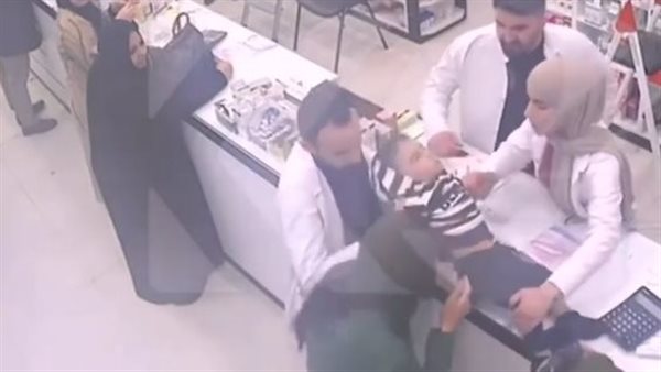 فيديو يحبس الأنفاس.. صيدلي مصري ينقذ طفلا من الموت في ثوان | شاهد