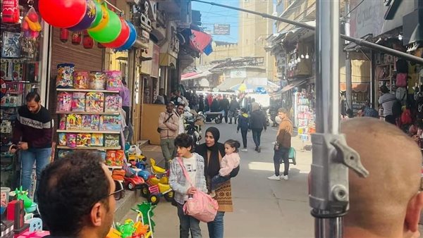 غلق سوق كامل من أجلها..ماذا تفعل منى زكى بدمياط ؟