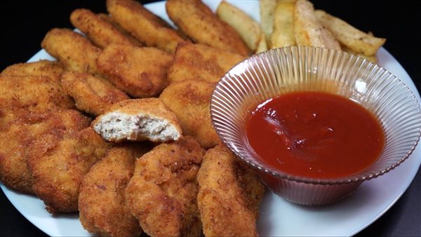 مش هتشتروه تاني..اعترافات مرعبة عن الدجاج والناجتس المباع بالأسواق | فيديو