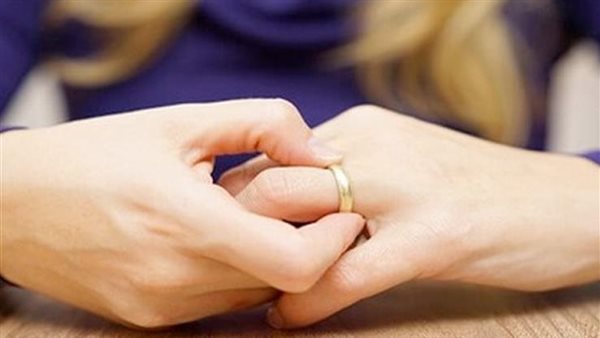 رمالي هدومي في كيس زبالة.. شيرين تطلب خلع زوجها