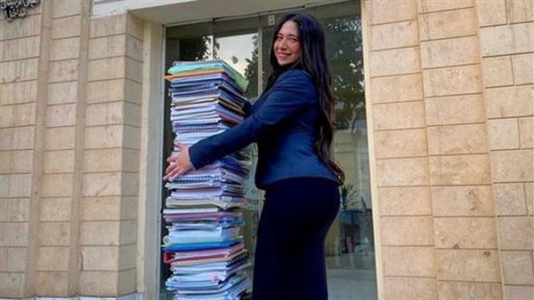 شتموها ودعوا عليها.. صورة الدكتورة نورهان تثير الجدل على السوشيال ميديا والسر في الجيبة | شاهد