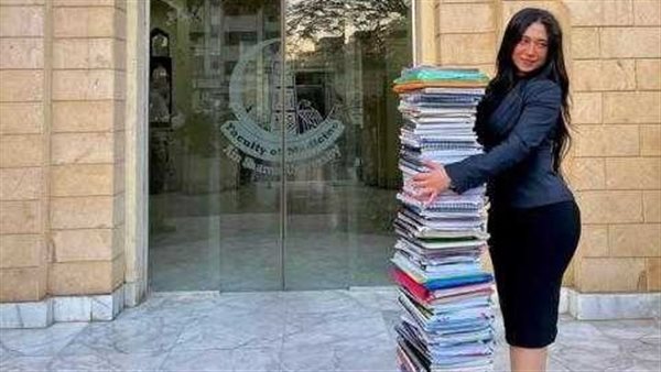 بعد الهجوم عليها بسبب ملابسها.. أول تعليق من خريجة طب عين شمس على صورتها المثيرة للجدل | فيديو