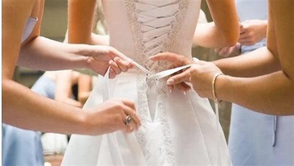 بسبب فستان الزفاف.. سيدة تضع ابنتها بموقف محرج أمام الضيوف في ليلة العمر