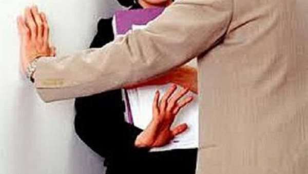 لمس مناطق حساسة.. تفاصيل مثيرة في إحالة متهم بهتك عرض سكرتيرة للجنايات