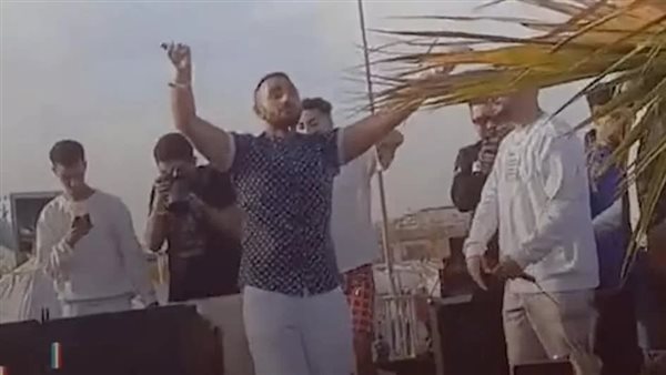 جيولوجيا على الدربُكة.. معلم يراجع منهجًا لطلاب ثانوية عامة بالرقص | شاهد