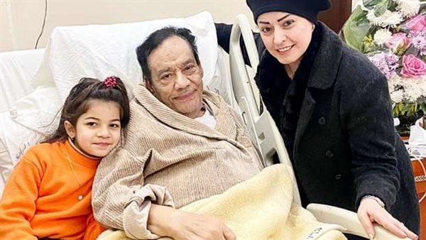 اقتحام الغرفة وطرد راقصة شهيرة.. القصة الكاملة لأزمة حلمى بكر بالعناية المركزة | فيديو