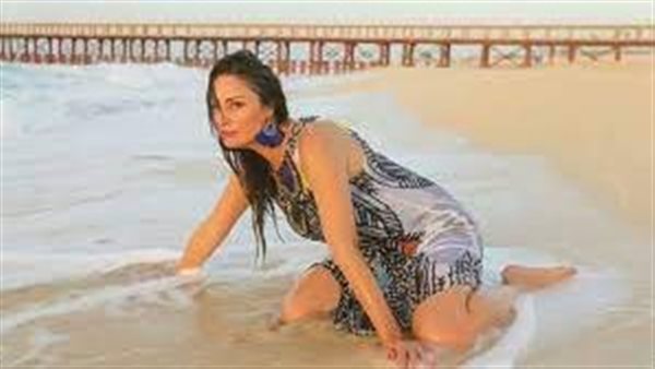 كل ما تكبر تحلى.. إطلالة مثيرة جديدة للفنانة نيرمين الفقي بجمبسوت مخملي | شاهد