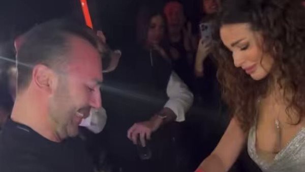 فستان جريء ومفاجأة غير متوقعة.. خطوبة نادين نسيب نجيم أثناء احتفالها بعيد ميلادها | شاهد