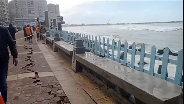 اختفاء شاطئ وميل السور.. ماذا حدث على كورنيش الإسكندرية؟