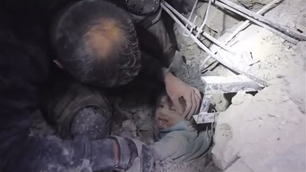 مشهد يدمي القلوب.. لحظة إنقاذ طفلة من تحت أنقاض زلزال سوريا | فيديو