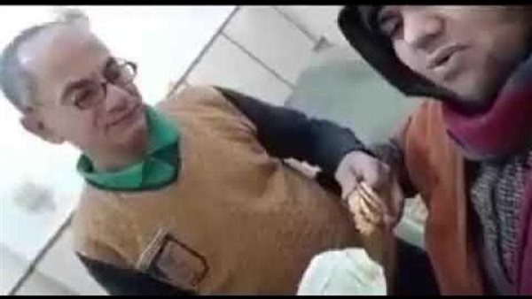  مقطع فيديو أبكى الملايين.. مصري يتبرع بذهب زوجته لعلاج ابنة جاره اليمني ويفاجأ بوفاتها | شاهد