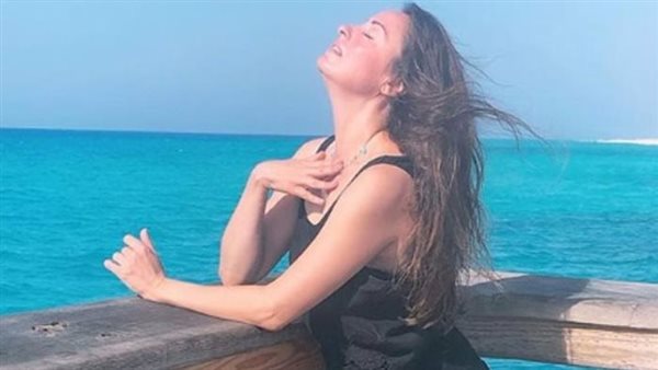 على العجلة.. إطلالة مثيرة جديدة للفنانة نيرمين الفقي | شاهد 