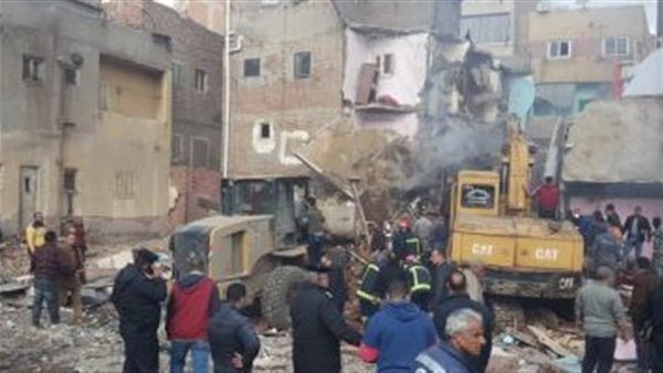 عيالي التلاتة راحوا.. تفاصيل انهيار إحدى الناجيات بجوار أنقاض منزل دمنهور المنهار