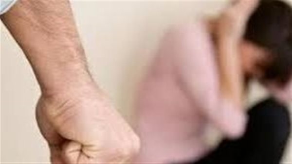 انتقامًا لوفاة ابنه.. زوج يفقأ عين زوجته في المحلة وأسرتها تتهمه بالجنون