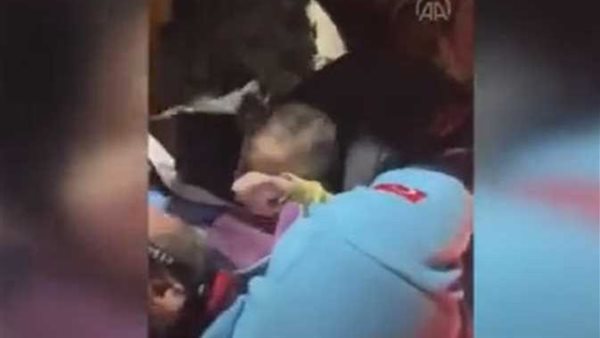 زلزال تركيا.. لحظة إنقاذ رضيع بعد 140 ساعة تحت الأنقاض | فيديو