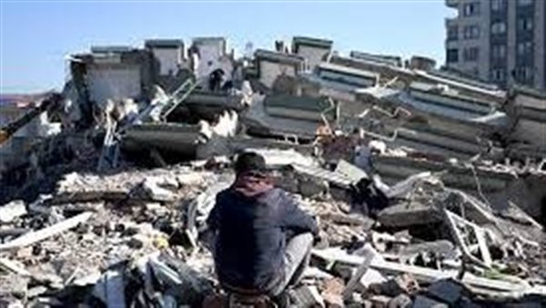 طبيب شهير يكشف سبب بقاء المنكوبين أحياء أياما تحت أنقاض زلزال تركيا وسوريا | فيديو