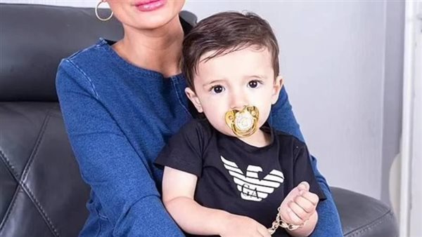 يستحم في العسل ويرتدي الألماس.. من هو الطفل الأكثر تدليلًا في العالم ؟ | شاهد