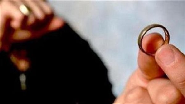 بتصاحب الشباب في الجامعة..عادل يطلب تطليق زوجته