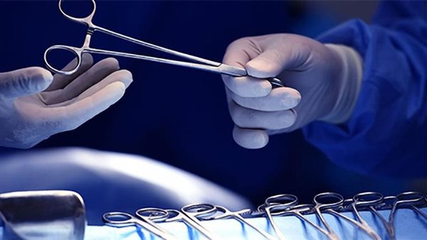 قيصرية دون جرح.. أول تحرك من وزارة الصحة ضد طبيب أثار جدلًا