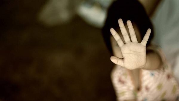 قتل طفلة بعد فشله في اغتصابها.. تفاصيل الحكم بالسجن 3 سنوات للمتهمين بقتل عامل بقنا