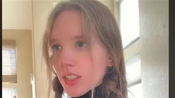 ما قصتها؟.. أم 30 عاما تبدو كطفلة بعمر الـ13 | شاهد