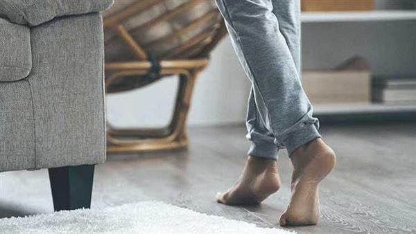 لهذه الأسباب.. لا تمش حافي القدمين حتى في المنزل